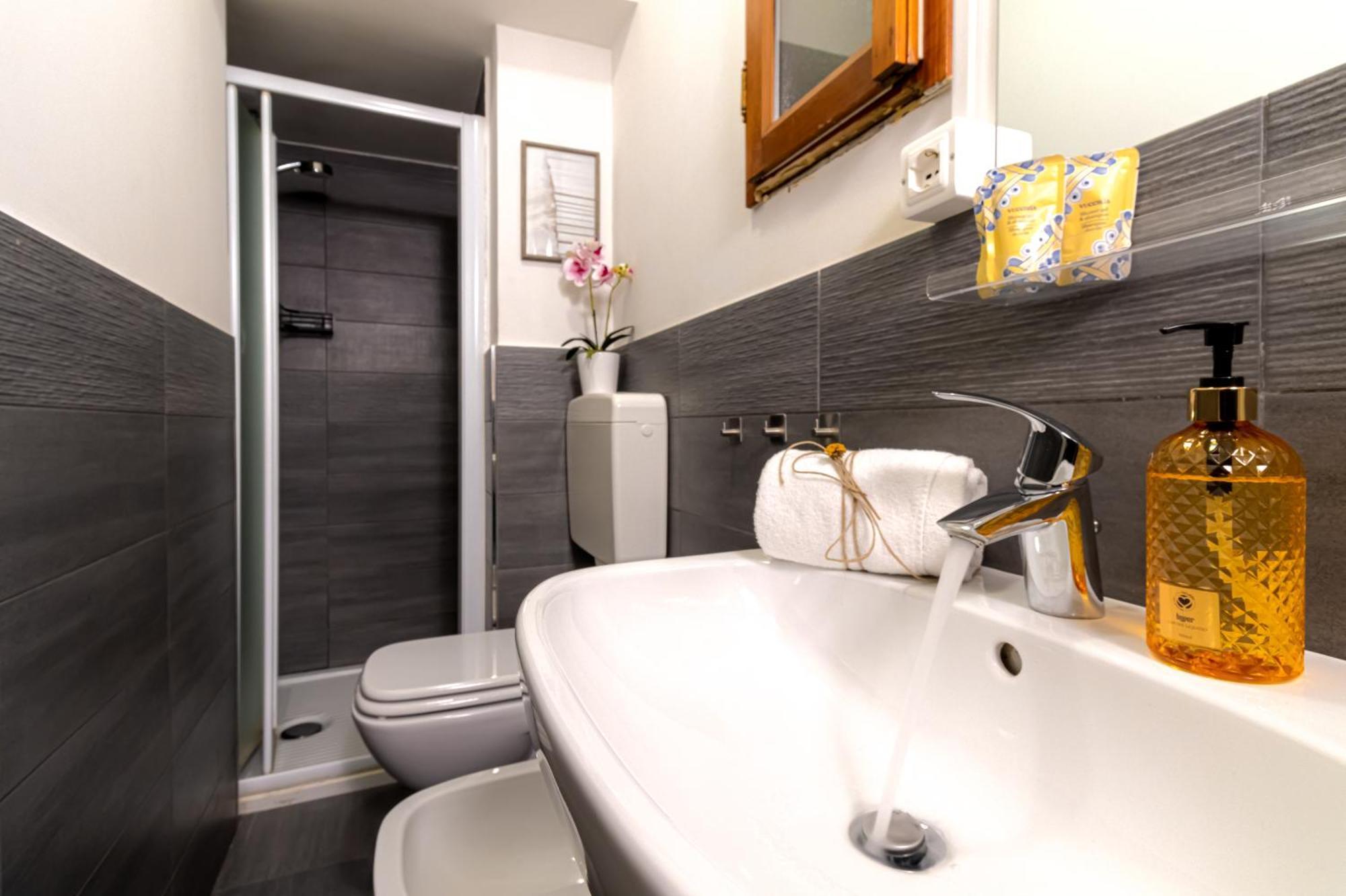 Charming Frescoed Loft Appartement Bologna Buitenkant foto